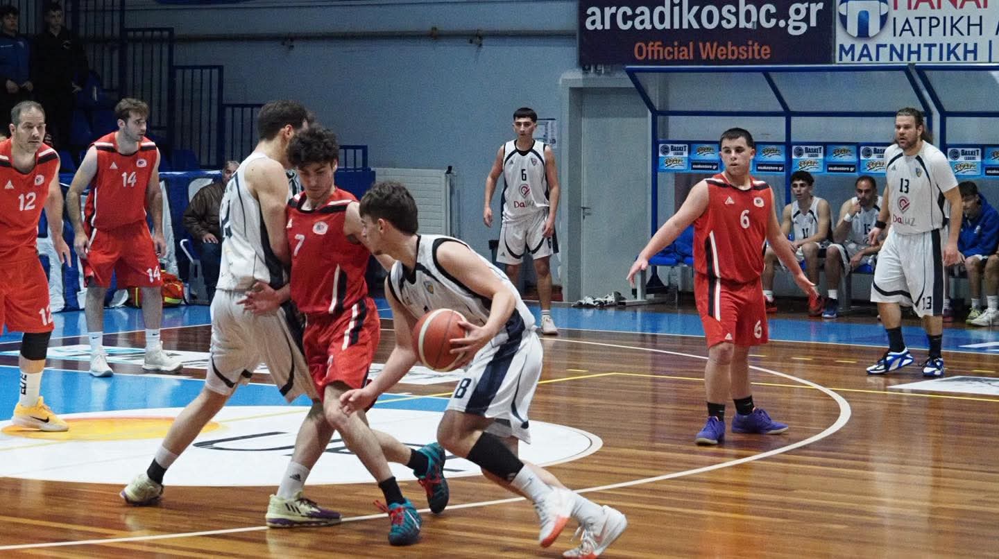 Αρκαδικός – Πελασγός 57-58: Σπουδαίο διπλό στην Τρίπολη για τους Μεγαλοπολίτες